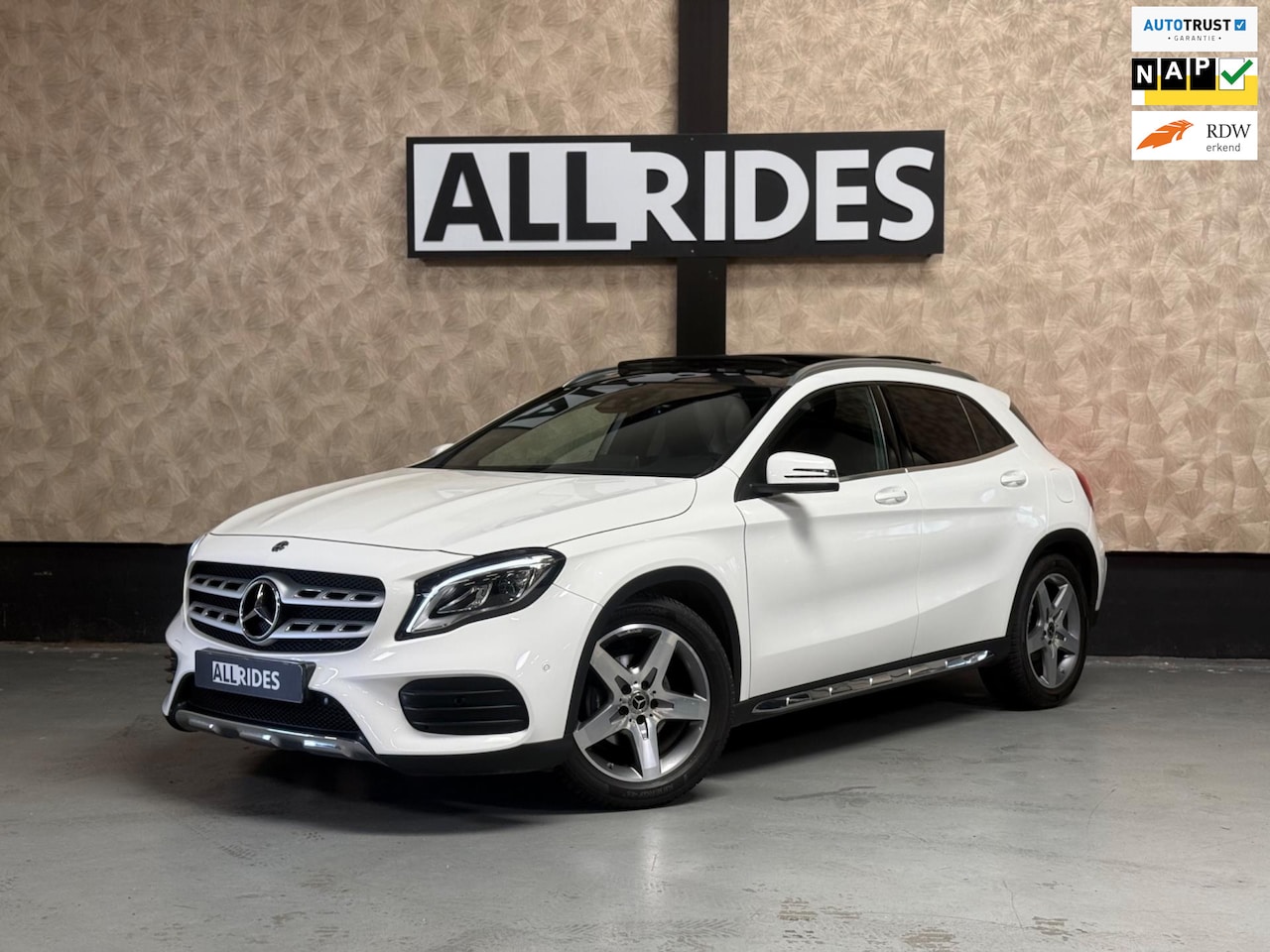 Mercedes-Benz GLA-Klasse - 180 Business Solution AMG | Pano | Navi | stoelverwarming | PDC. - AutoWereld.nl