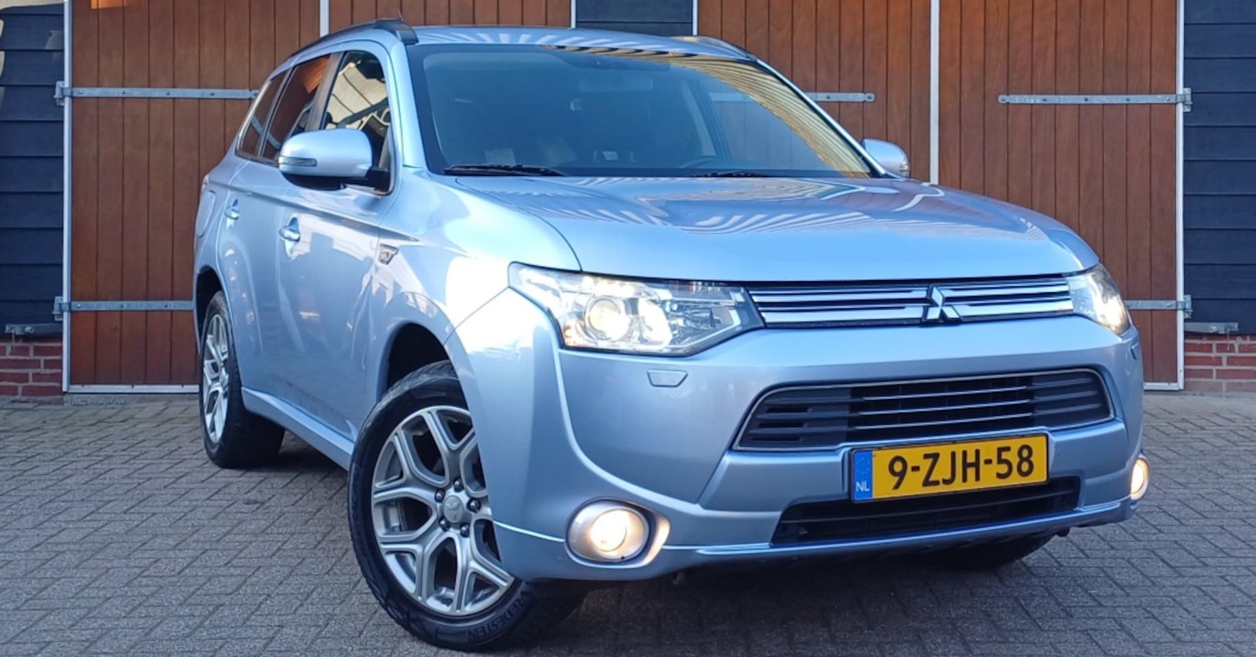 Mitsubishi Outlander - 2.0 PHEV instyle 2.0 PHEV Instyle, Dealer onderhouden, Bluetooth, Trekhaak, NAP - AutoWereld.nl