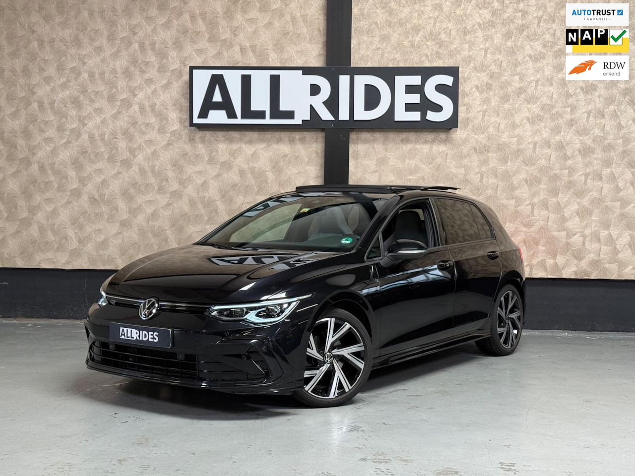 Volkswagen Golf - 1.5 eTSI R-Line Business | pano | Keyless | sfeerverlichting | camera | Trekhaak | DAB | - AutoWereld.nl