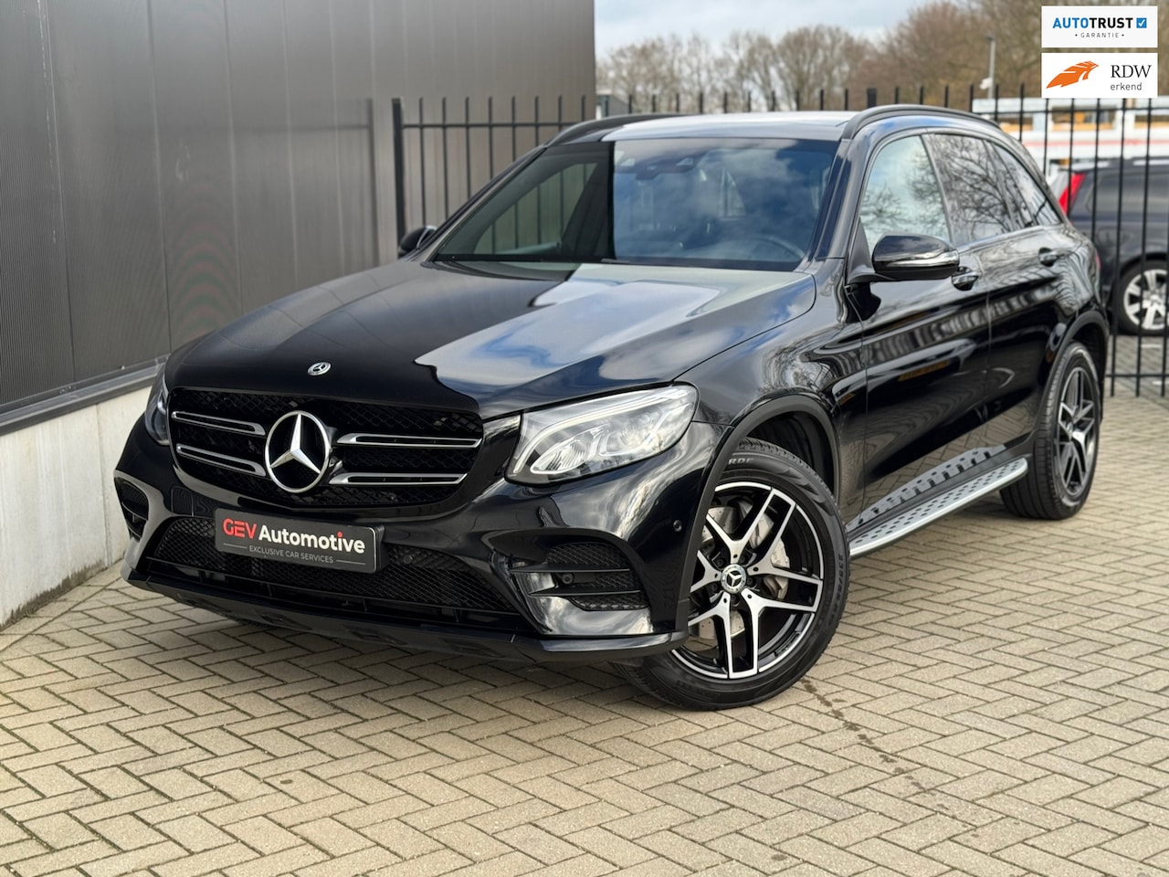 Mercedes-Benz GLC-klasse - 250 4MATIC AMG Pano Burmeister Trekhaak HUD Cruise Stoelverwarming Sfeerverlichting - AutoWereld.nl