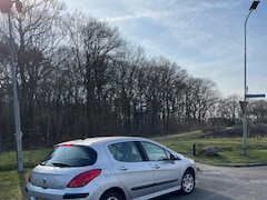 Peugeot 308 - De auto is beschikbaaar zolang hij op het net staat