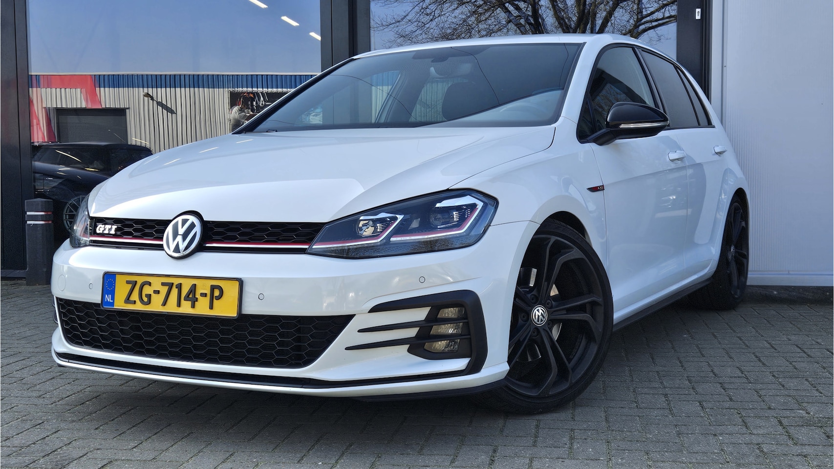 Volkswagen Golf - 2.0 TSI GTI + 19inch + KEYLESS + LED + NAVI + CRUISE - AutoWereld.nl