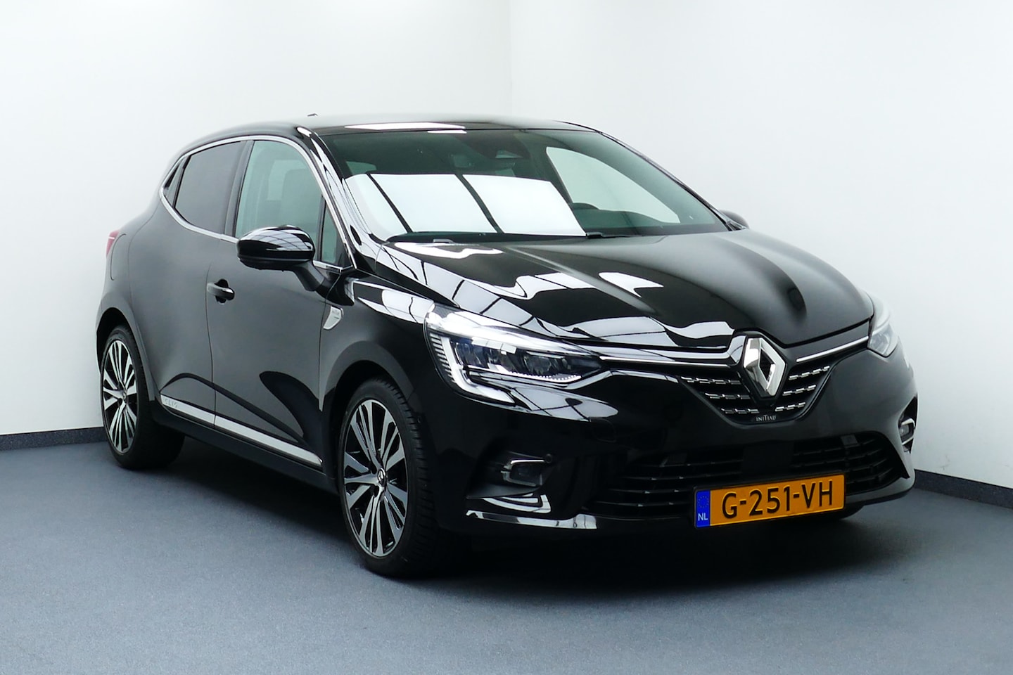 Renault Clio - 1.0 TCe Initiale Paris. BOSE, Leer, Stoelverw, 360 camera, Led Koplampen, Navi - AutoWereld.nl