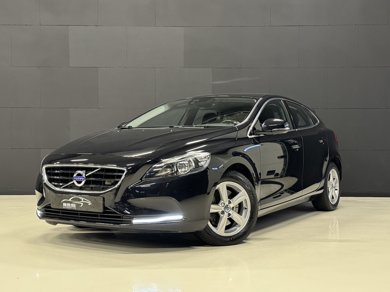 Volvo V40 - 1.6 T4 Momentum 180PK Automaat | 1e eigenaar | Goed onderhouden | Navi | Afn. trekhaak | C - AutoWereld.nl