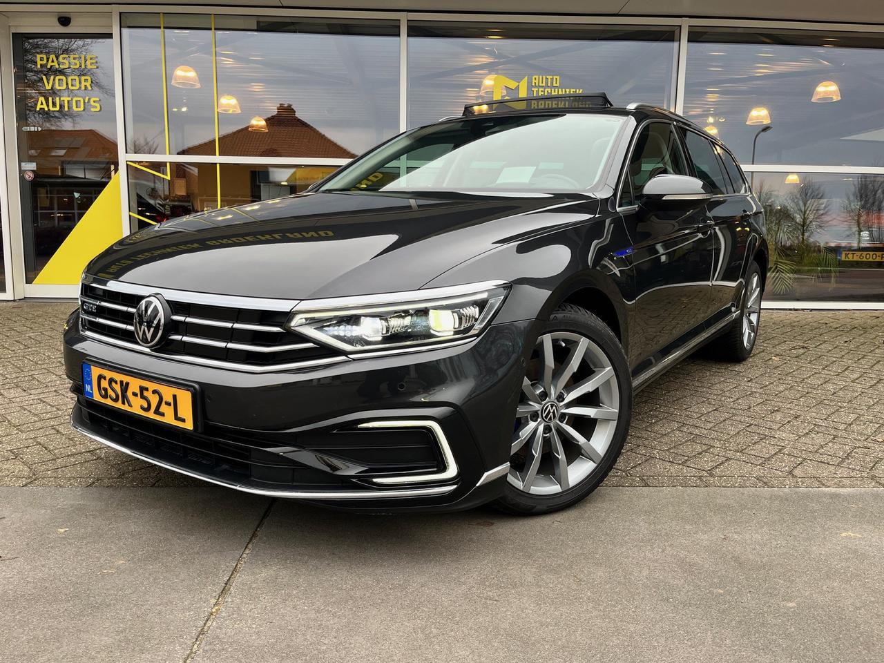 Volkswagen Passat Variant - GTE / PANO / TREKHAAK / LED / CRUISE / CAMERA - AutoWereld.nl