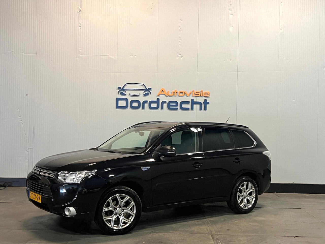 Mitsubishi Outlander - 2.0 PHEV Executive Edition|Camera|Navi|PDC|Trekhaak|Dealer Onderh - AutoWereld.nl