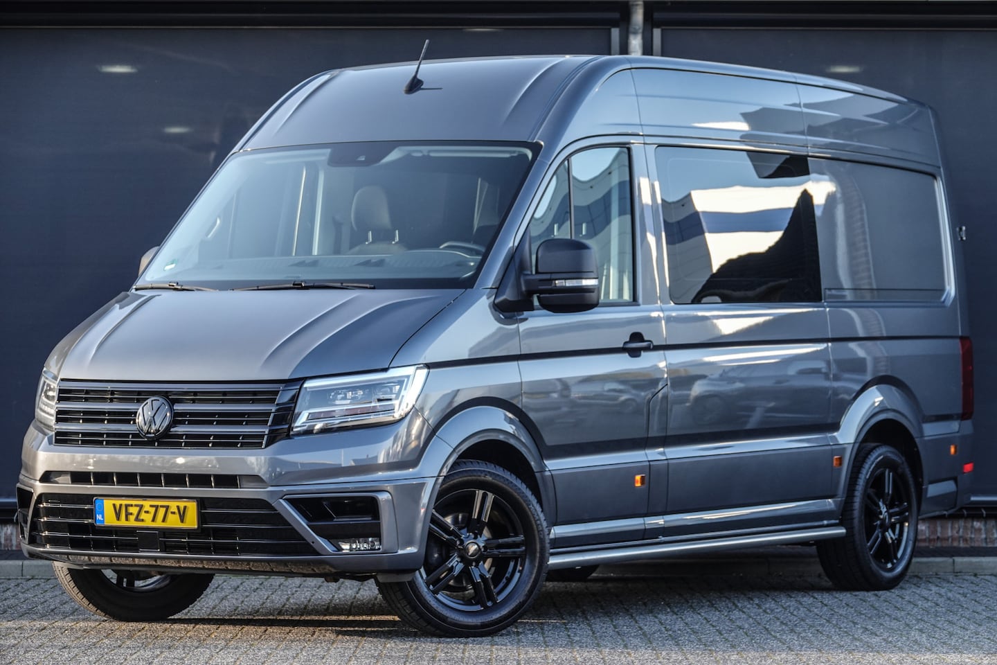 Volkswagen Crafter - L3H3 | 177Pk Aut. | 30 | Dubbele Cabine | Trekhaak | Sidebars | 18'' - AutoWereld.nl