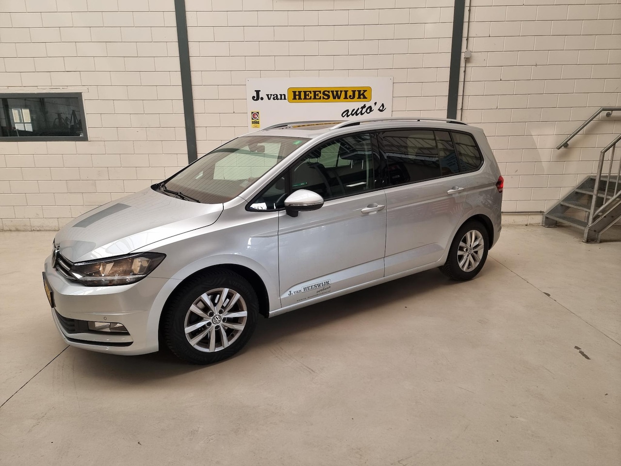 Volkswagen Touran - 1.4 TSI Connected Series Pdc | Lmv | Panoramadak | Trekhaak | Keyless - AutoWereld.nl