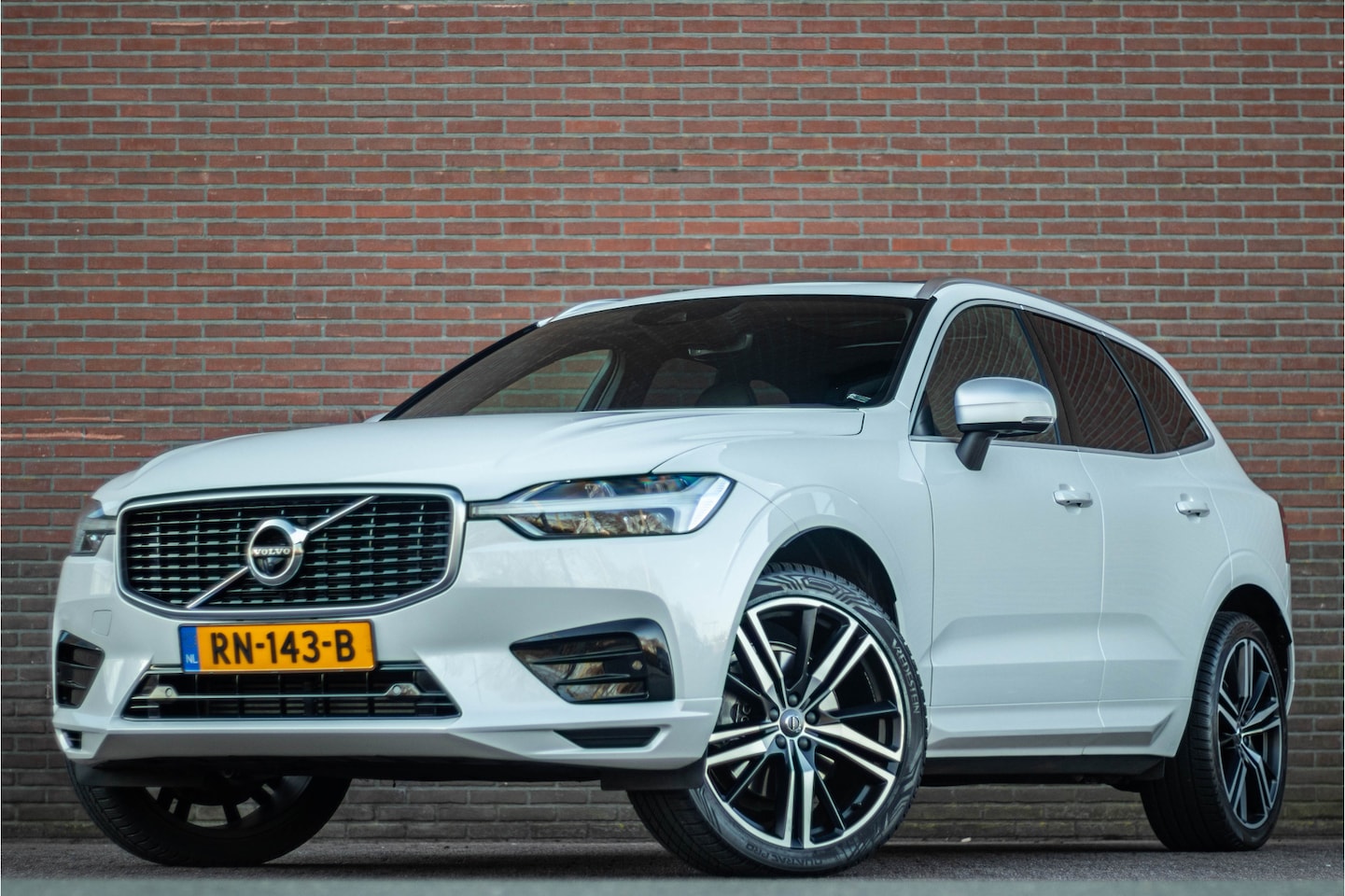 Volvo XC60 - T5 AWD R-Design, Luchtvering, Panoramadak, Carplay, Trekhaak, Adaptive Cruise, 360 Camera, - AutoWereld.nl