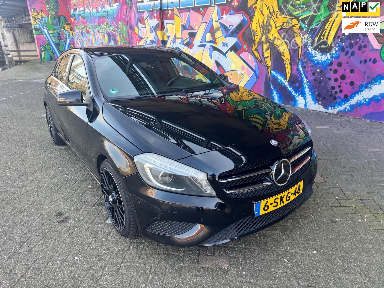 Mercedes-Benz A-klasse - 180 Ambition nieuwe 18 inch amg velgen zwarte hemel rijd nieuw mooie goed onderhouden auto - AutoWereld.nl