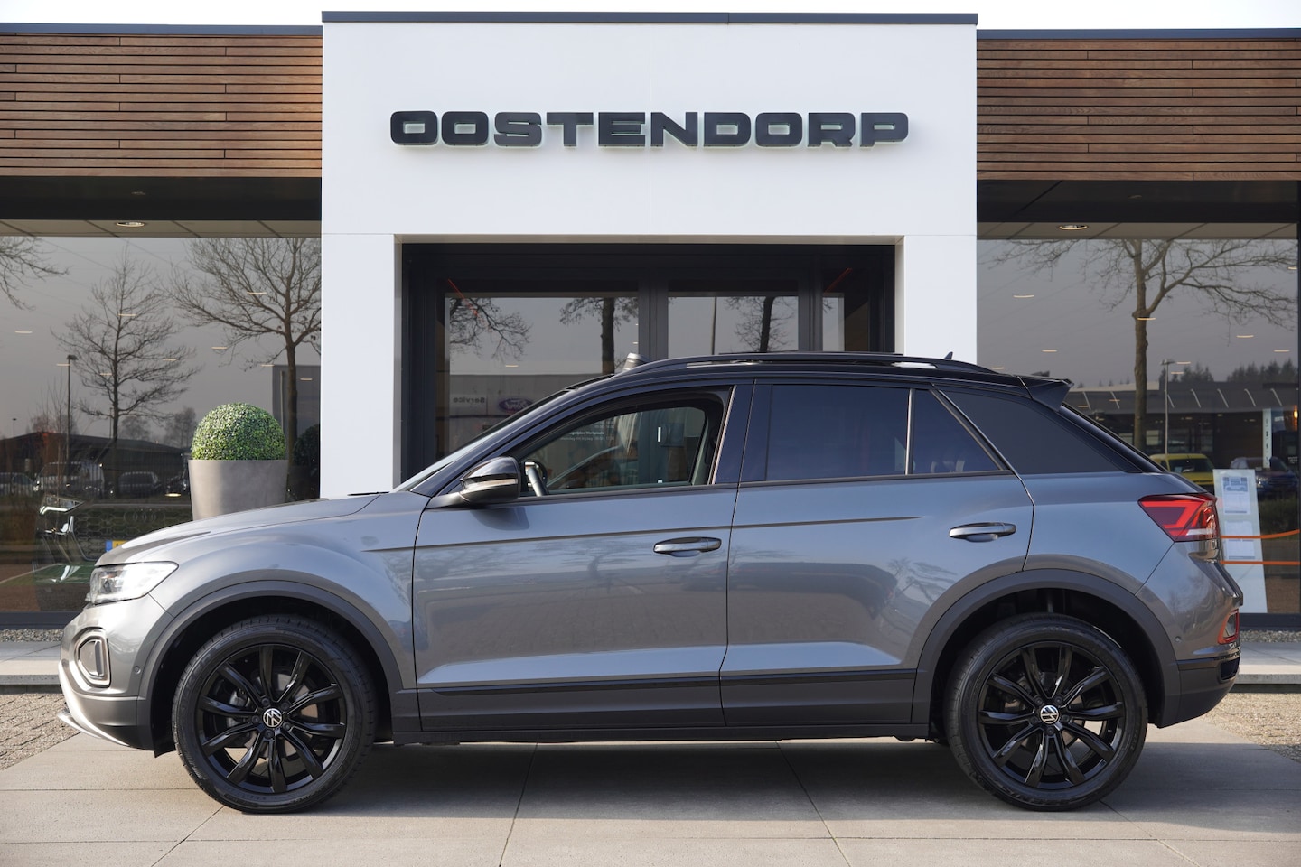 Volkswagen T-Roc - 1.5TSI/150pk Style Blackstyle DSG Automaat|2024|LED|Panoramadak|Trekhaak|18"Black|Navi|Vir - AutoWereld.nl