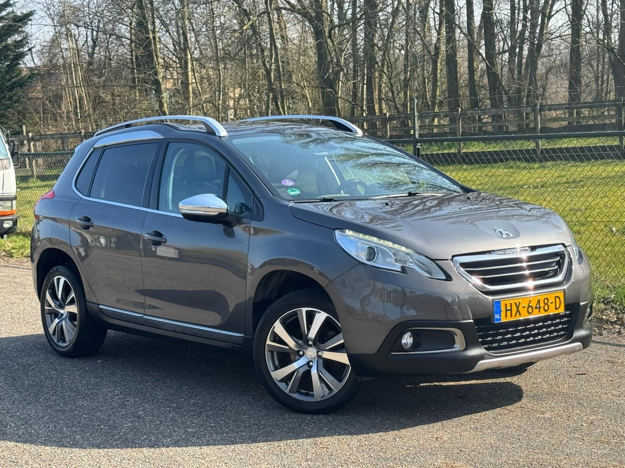 Peugeot 2008 - 1.2 PureTech Allure /Navi/Pano/Trekhaak/ - AutoWereld.nl