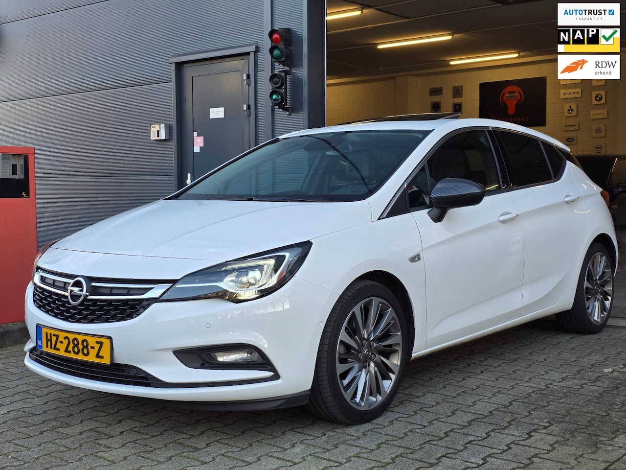 Opel Astra - 1.6 Innovation - NAP / SCHUIFDAK / KEYLESS / CAMERA / STOELVERW. V+A / STUURVERW. / PSENSO - AutoWereld.nl