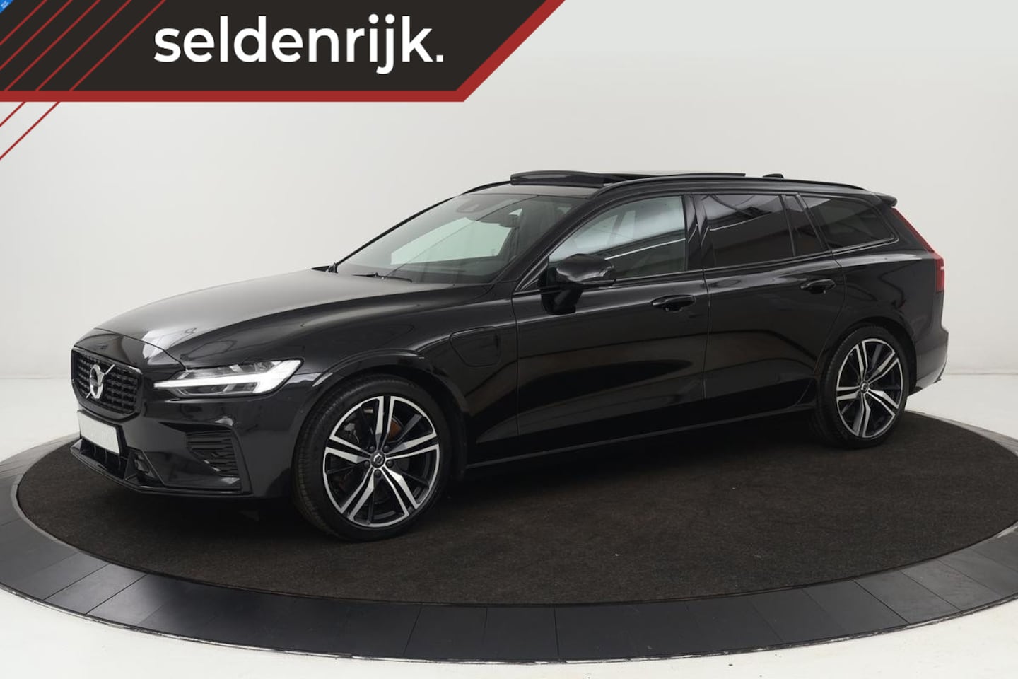 Volvo V60 - 2.0 T6 Recharge AWD R Design | Panoramadak | Trekhaak | Leder | Stoel & stuurverwarming | - AutoWereld.nl