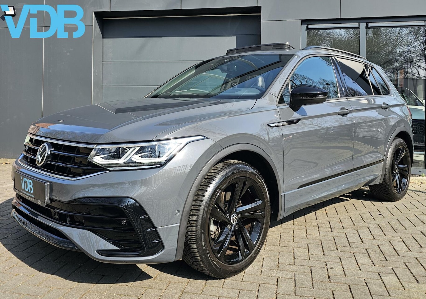 Volkswagen Tiguan - 1.5 TSI R-Line BLACKSTYLE HARMAN DELFIN!! - AutoWereld.nl