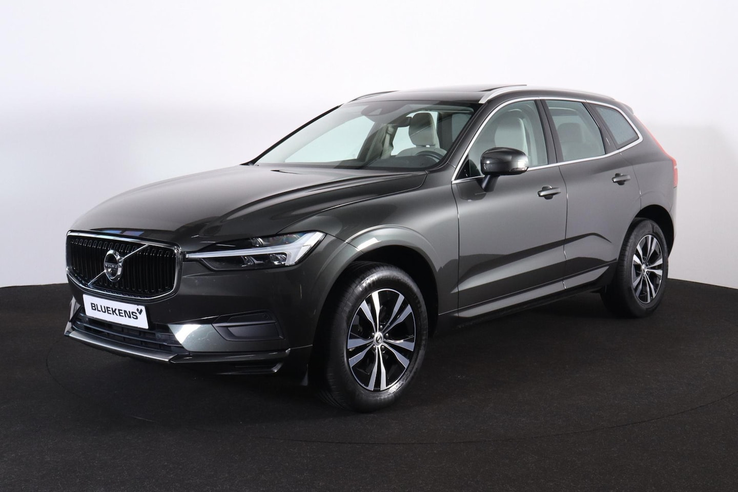 Volvo XC60 - B5 Momentum Exclusive - Panoramisch schuif-/kanteldak - Intellisafe Assist/Surround - 360 - AutoWereld.nl