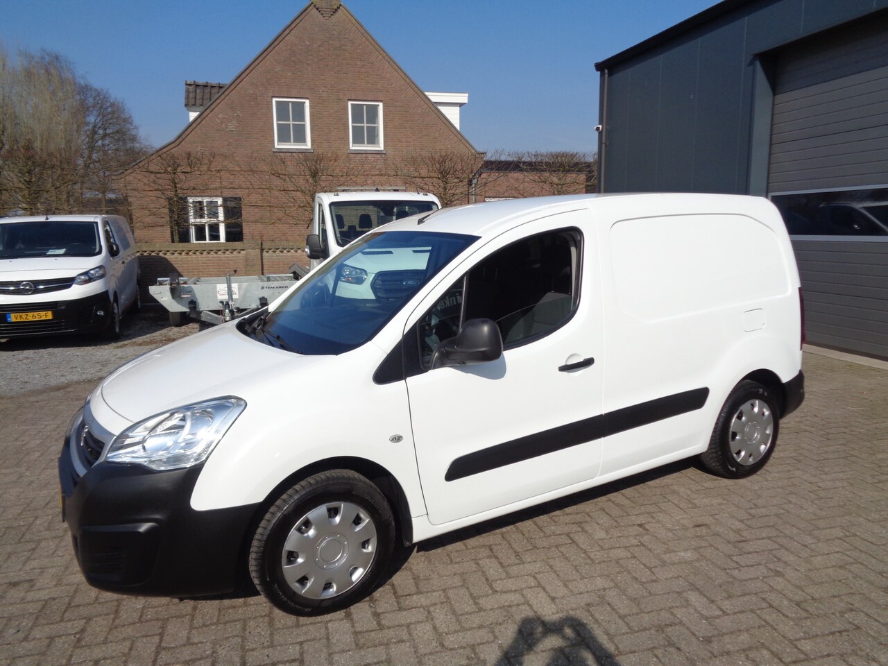 Peugeot Partner - 120 1.6 BlueHDi 75 L1 Premium parkeersensoren achter, cruise control, bluetooth - AutoWereld.nl