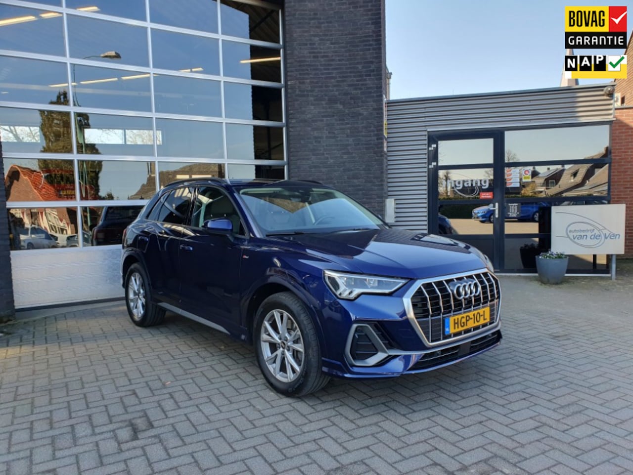 Audi Q3 - 45 TFSI E-Hybride PHEV, Navarrablauw, S-line, LED, camera, adaptive cruise, zwenkbare trek - AutoWereld.nl