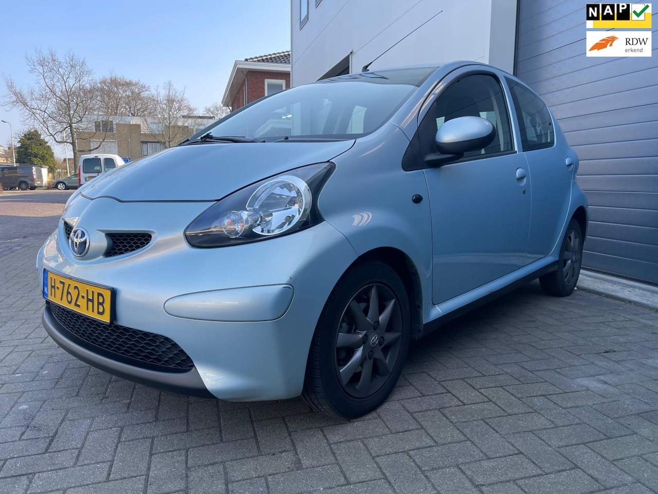 Toyota Aygo - 1.0-12V/Camera/Navi/Airco/Bluetooth/Aux/Goed onderhouden/Mooie auto - AutoWereld.nl