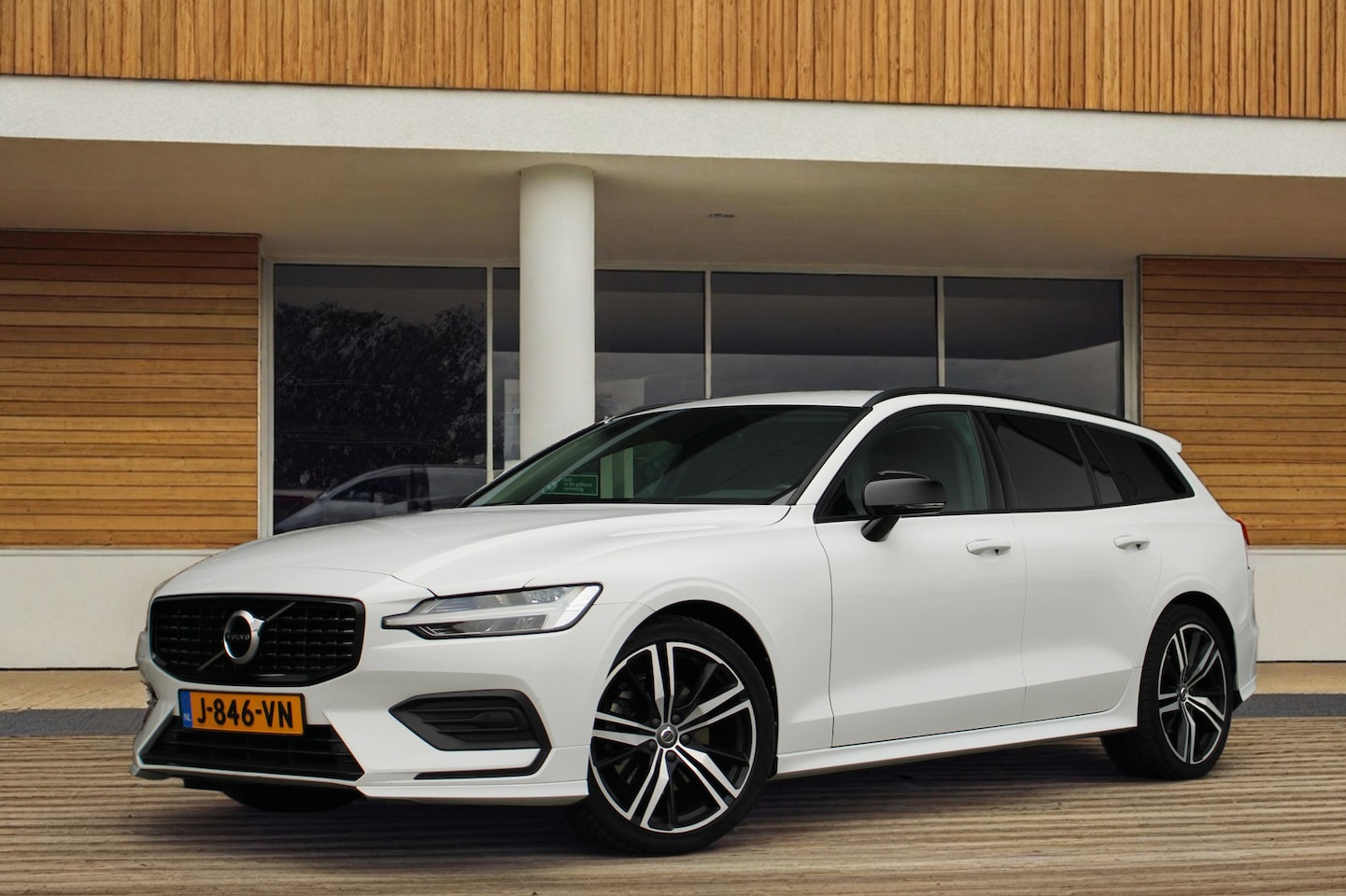 Volvo V60 - B3 Momentum Advantage | Adaptive Cruise | Styling-pakket | Camera | Stuur/stoelverwarming - AutoWereld.nl