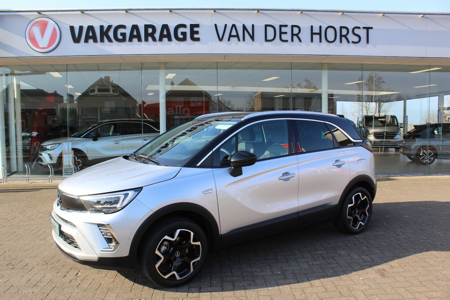 Opel Crossland - 1.2-110pk Turbo 'Elegance'. Mooie en luxe hoogzitter met weinig km's ! Volautm. airco dual - AutoWereld.nl