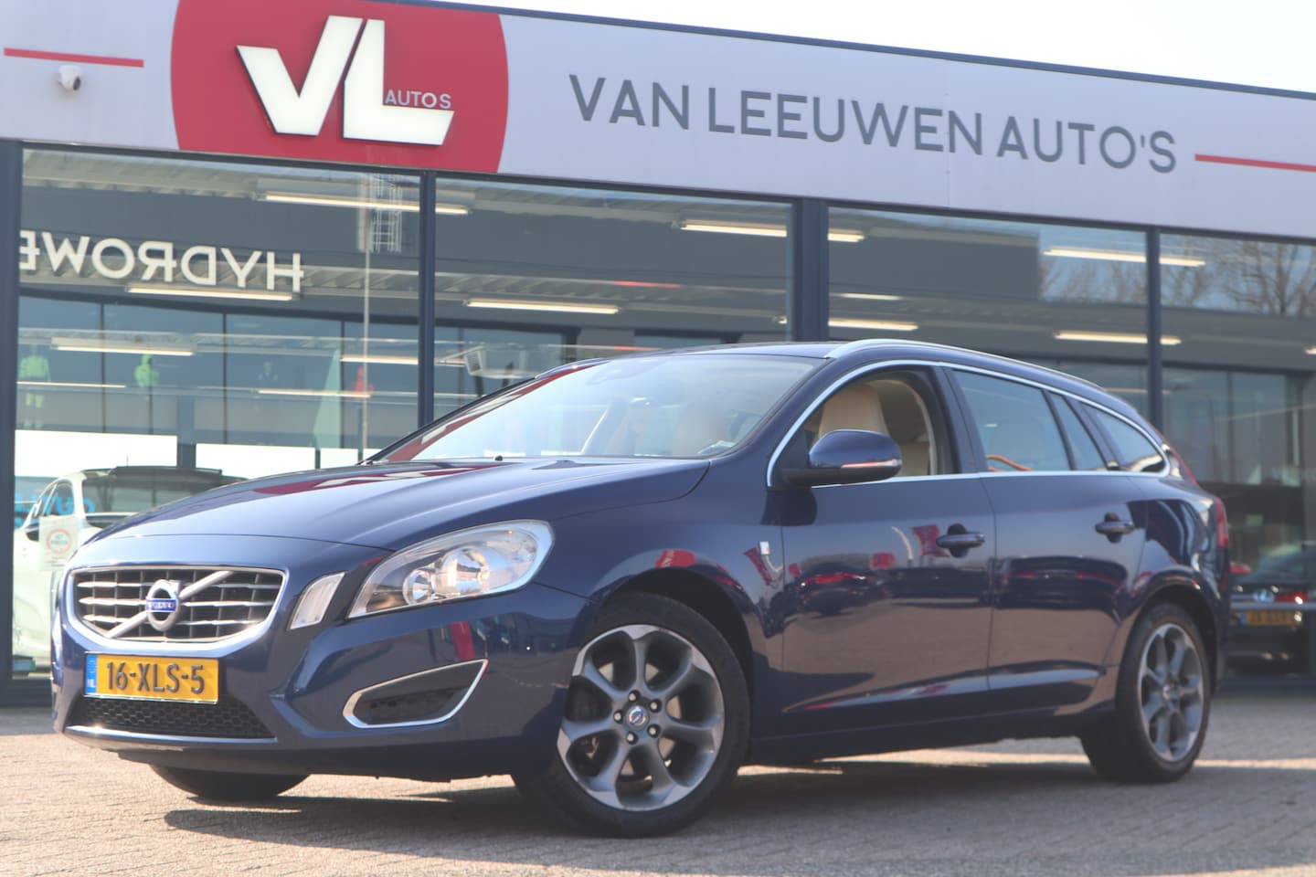 Volvo V60 - 1.6 T3 Ocean Race | Navigatie | Climate Control | Trekhaak | Dealer onderhouden | - AutoWereld.nl