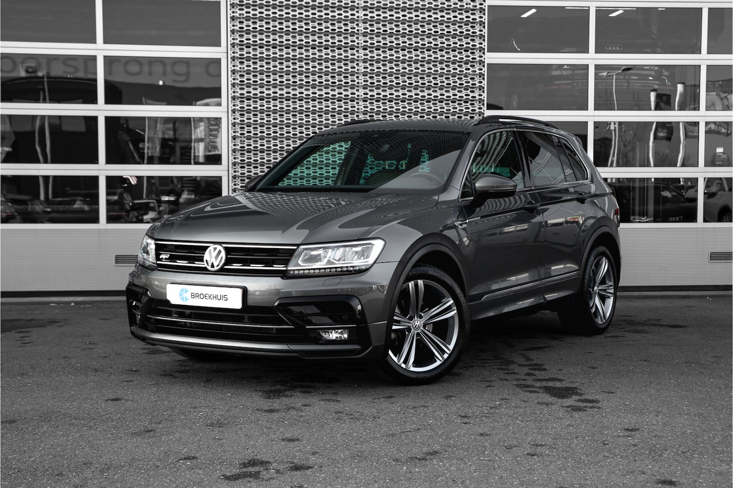 Volkswagen Tiguan - 1.5 TSI R-Line Business+ DSG | Panorama Dak | Trekhaak | Navi | - AutoWereld.nl