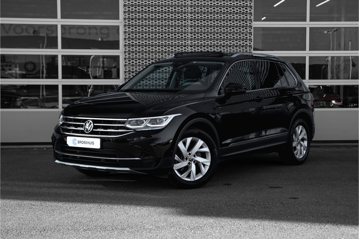 Volkswagen Tiguan - 1.4 TSI 245pk eHybrid Business+ | Panoramadak | Zwenkbare Trekhaak | Navigatie - AutoWereld.nl