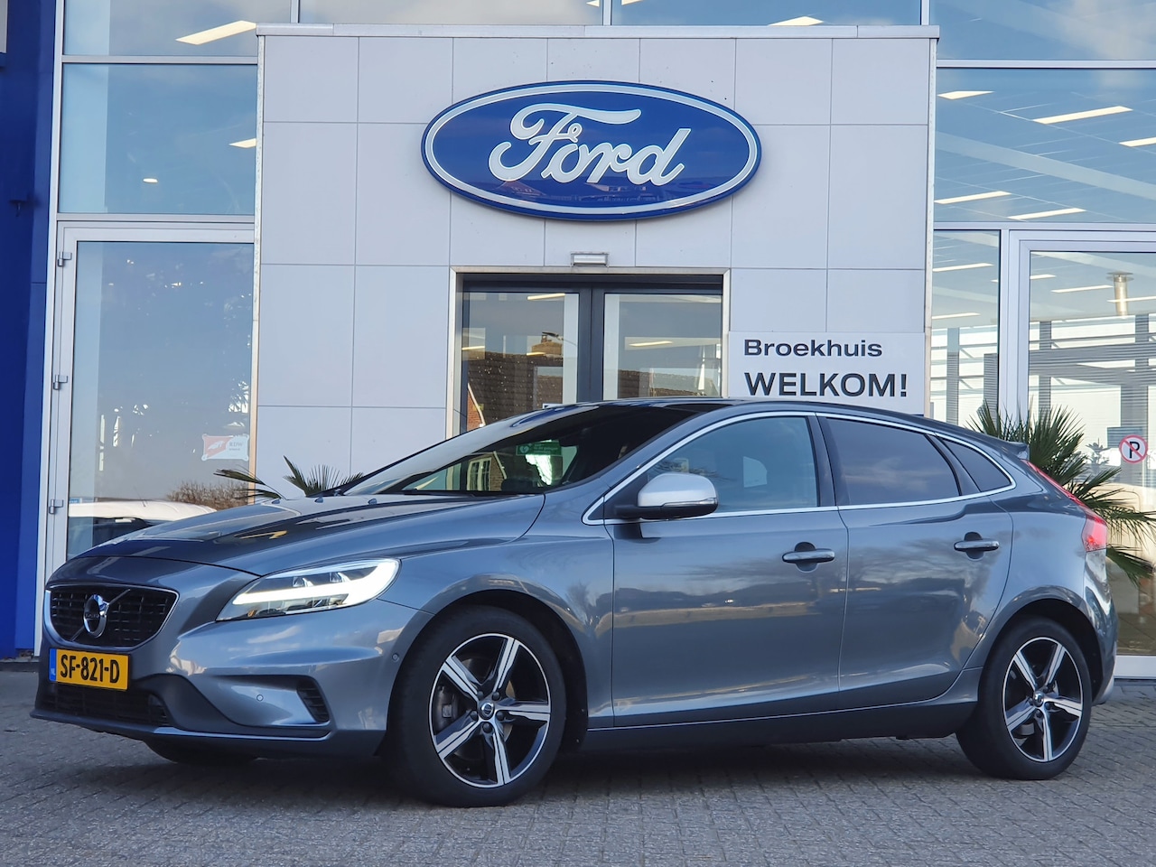 Volvo V40 - 2.0 T4 190 pk Business Sport | Leder | Pano | Trekhaak | cruise control | lederen bekledin - AutoWereld.nl