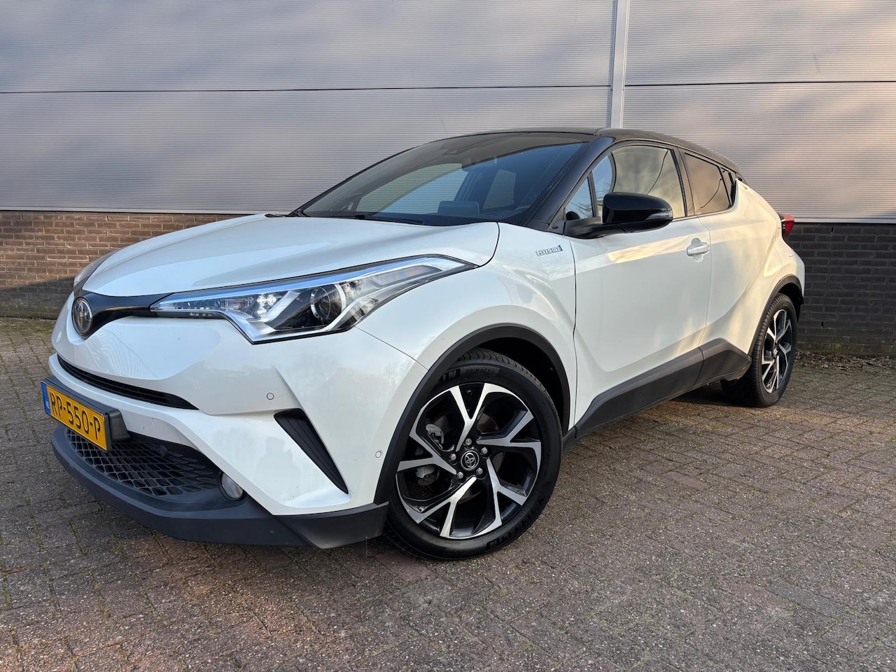 Toyota C-HR - 1.8 Hybrid Bi-Tone Apple Car Play Android Auto - AutoWereld.nl