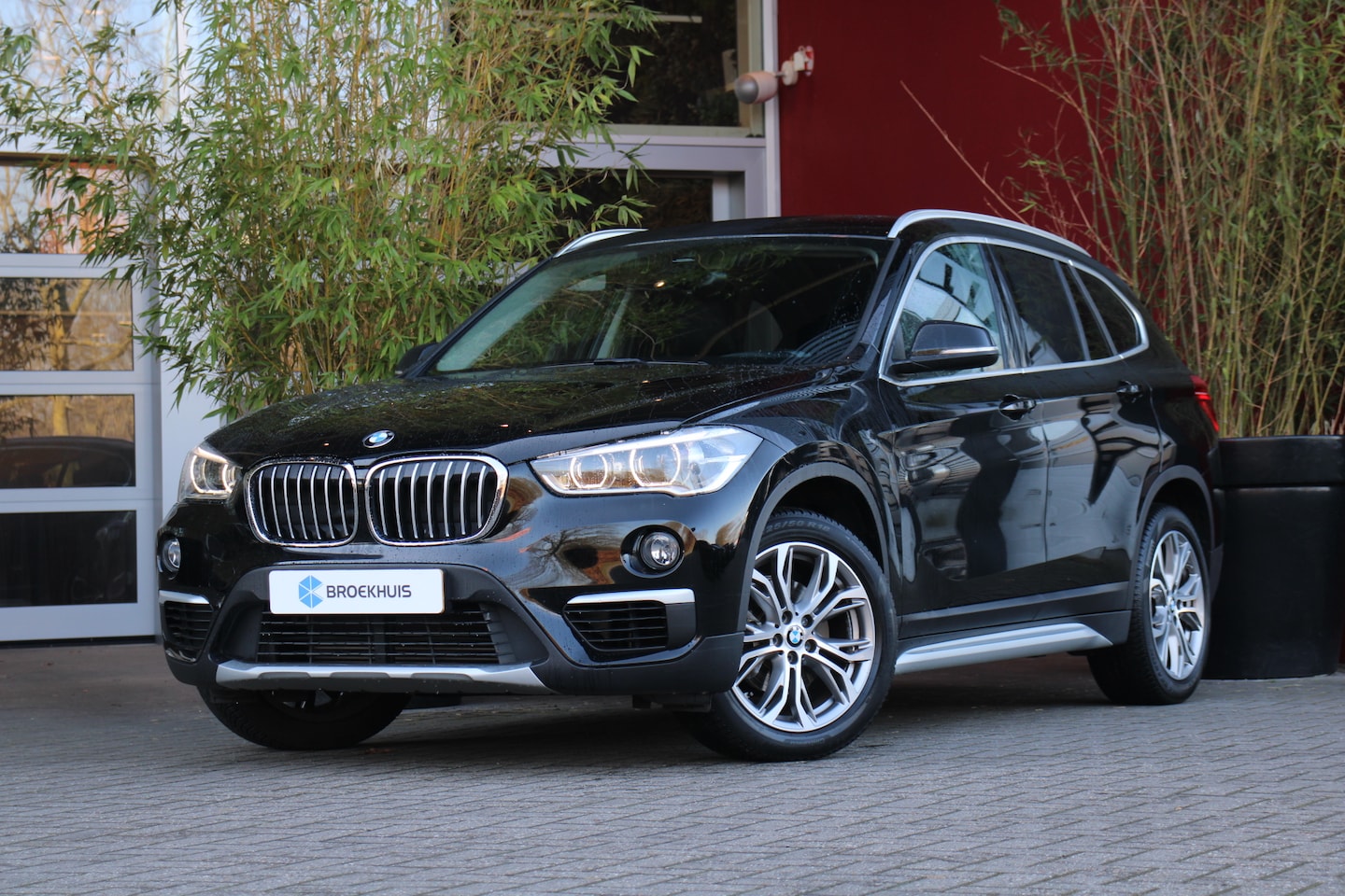 BMW X1 - sDrive18i Executive | Stoelverwarming | Trekhaak | cruise control - AutoWereld.nl