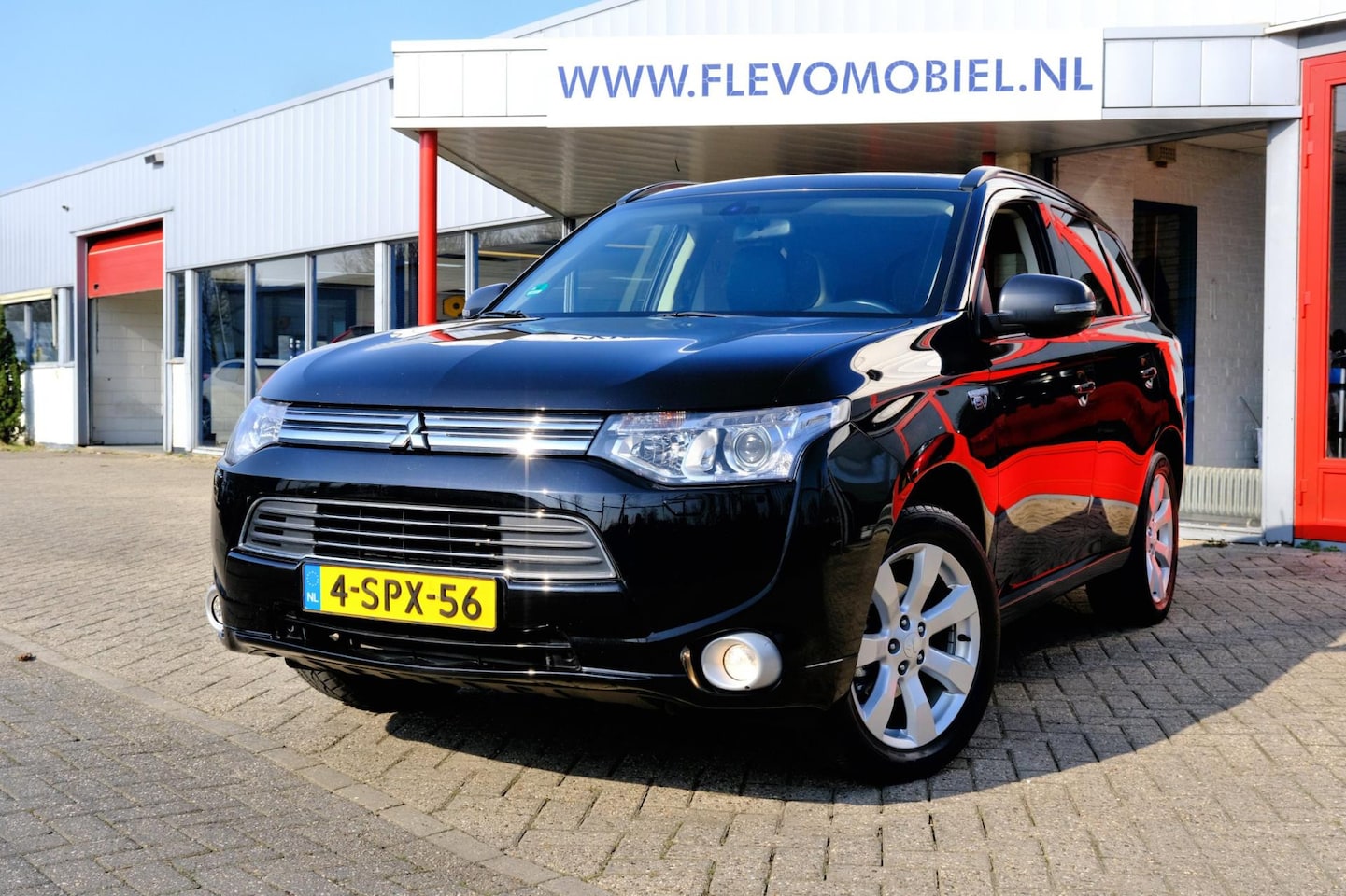 Mitsubishi Outlander - 2.0 PHEV Instyle Aut. Pano|Xenon|1e Eig|Leder|Cam|Navi - AutoWereld.nl