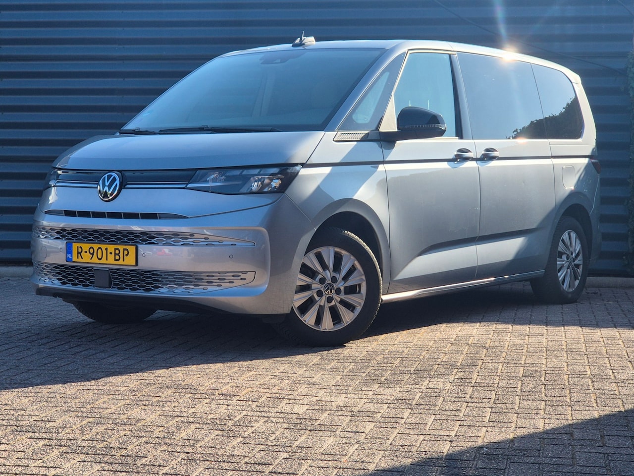 Volkswagen Multivan - 1.4 e-Hybride | L2H1| Life- Edition | Trekhaak | 6 Pers | NL-Auto | - AutoWereld.nl