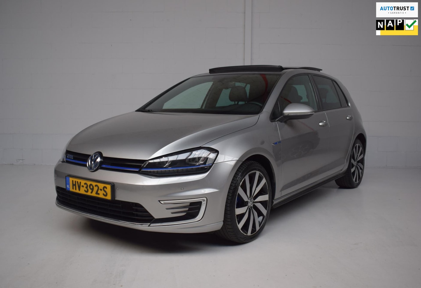 Volkswagen Golf - 1.4 TSI GTE 204PK DSG PANORAMADAK / XENON / 18INCH / NAP - AutoWereld.nl