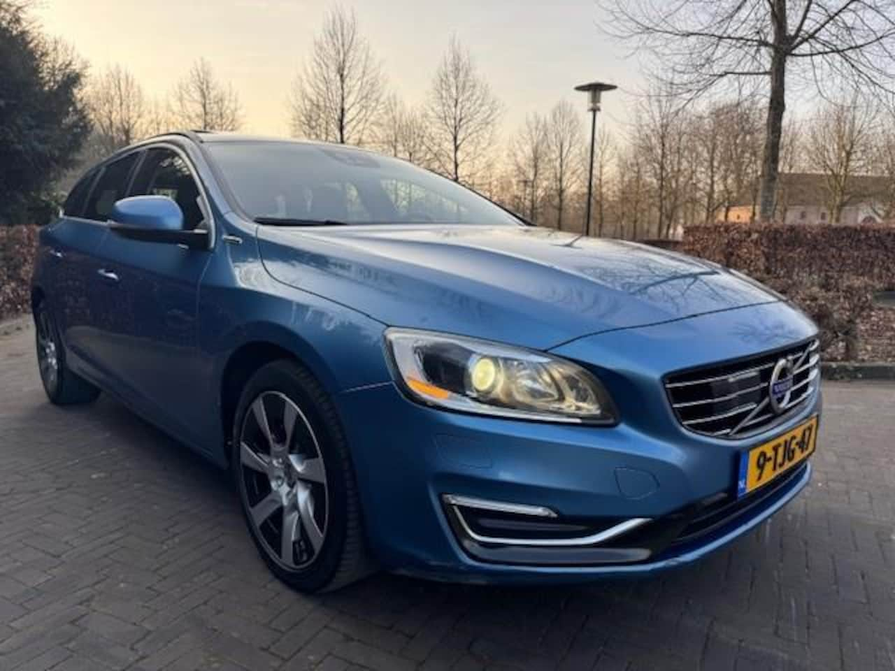 Volvo V60 - 2.4 D6 AWD PlUG INN SUMMUM/ODAK/ACRUISE/XENON/LEER/APK - AutoWereld.nl