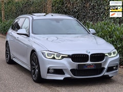 BMW 3-serie Touring - 318i M Sport Panorama EVO Navi Apple CarPlay Camera LED NAP NL dealer onderhouden GARANTIE