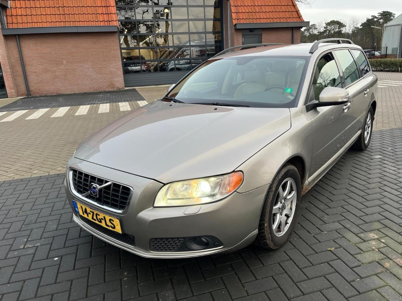 Volvo V70 - 2.5T Momentum Telefoon Leer Navi Stoelverwarming Cruise Clima PDC Regensensor Origineel NL - AutoWereld.nl