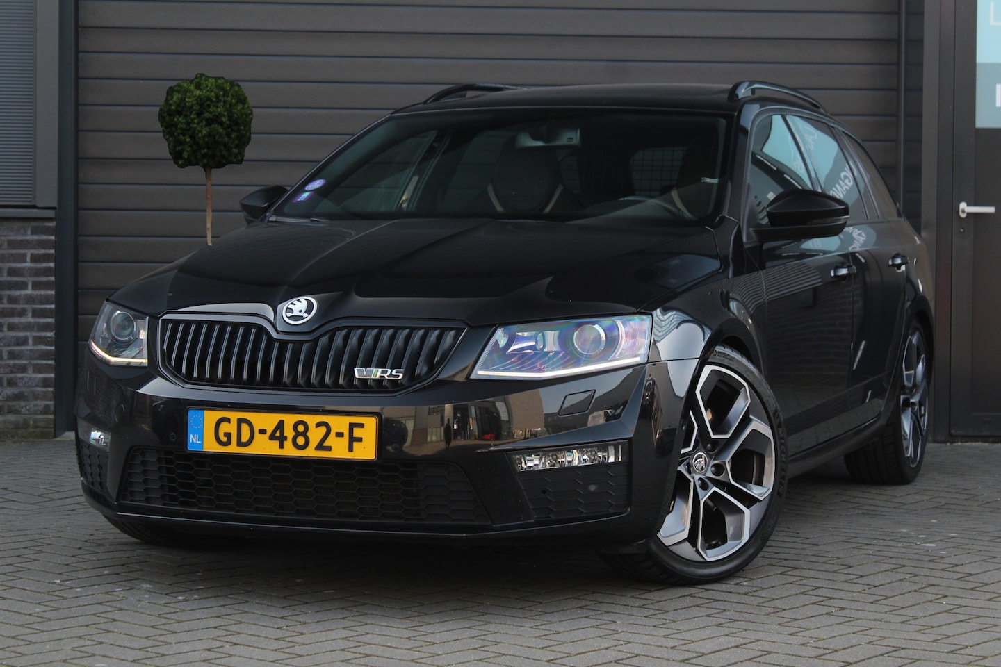 Skoda Octavia Combi - 2.0 TSI RS | Pano | Trekhaak | 19'' RS - AutoWereld.nl