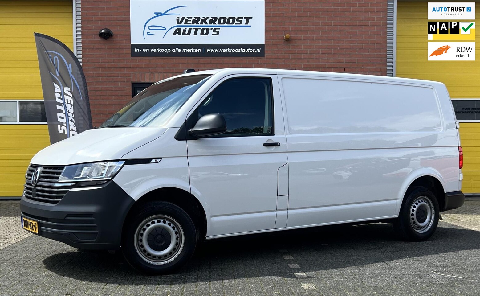 Volkswagen Transporter - 2.0 TDI L2H3 28 110pk .navi. pdc. nieuwstaat - AutoWereld.nl