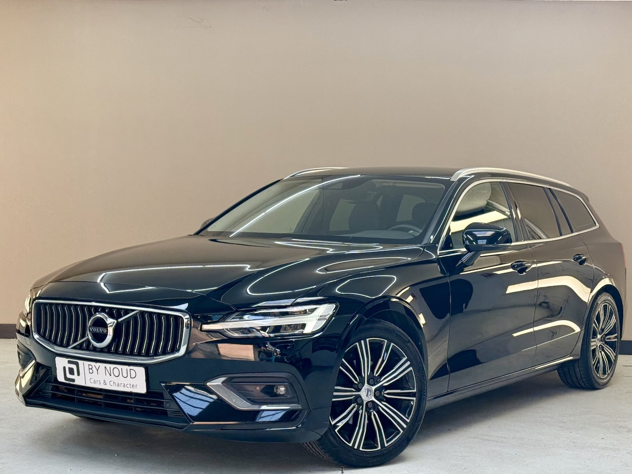 Volvo V60 - 2.0 D4 Inscription 2.0 D4 Inscription, 190Pk, 2018, Volledig leder, Carplay, Trekhaak, Adaptieve cruisecontro - AutoWereld.nl