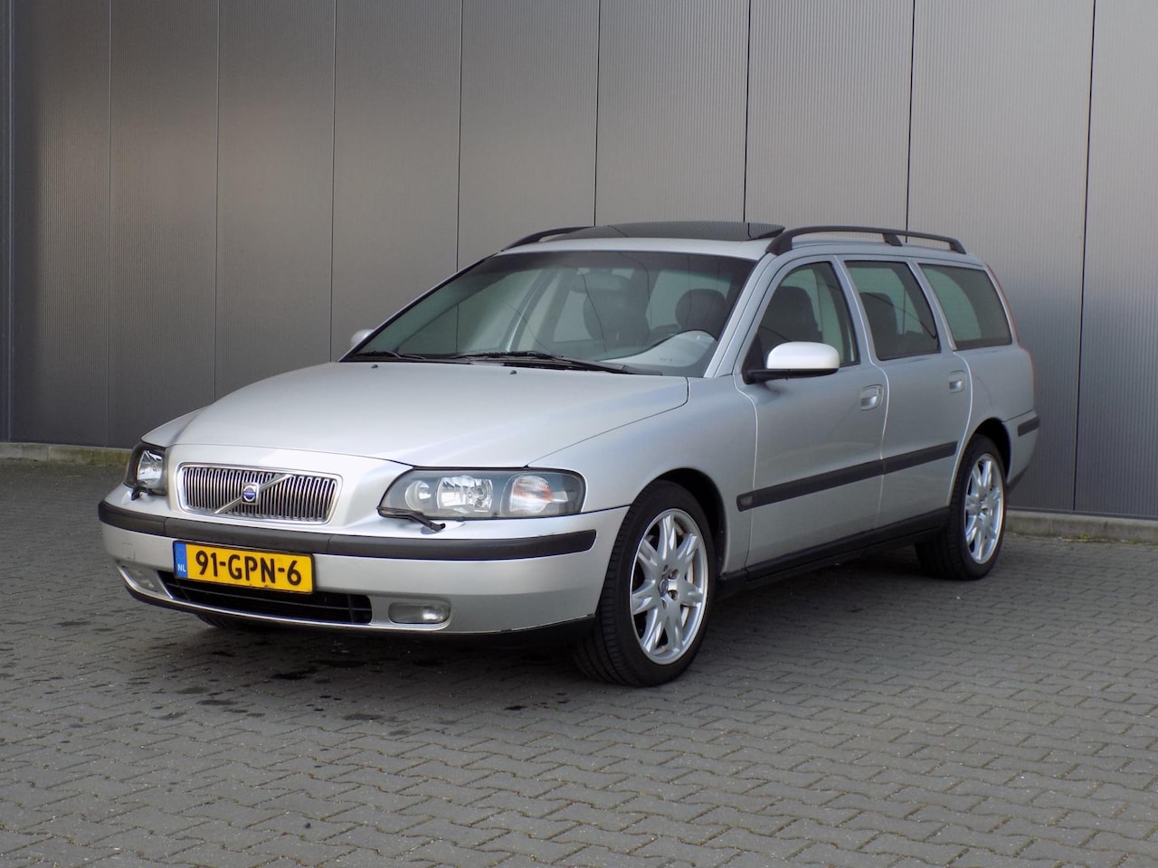 Volvo V70 - 2.4 D5 Geartronic Black Sapphire Edition II 2.4 D5 Geartronic Black Sapphire Edition II - AutoWereld.nl