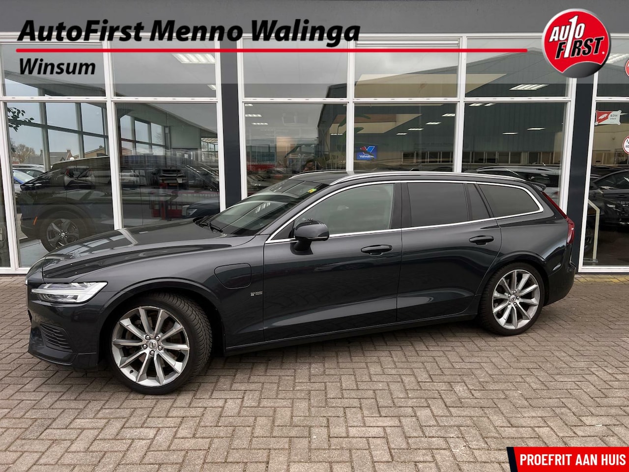 Volvo V60 - 2.0 T6 Twin Engine AWD Momentum Pro | Stoelverwarming | Cruise Control | Achteruitrijcamer - AutoWereld.nl