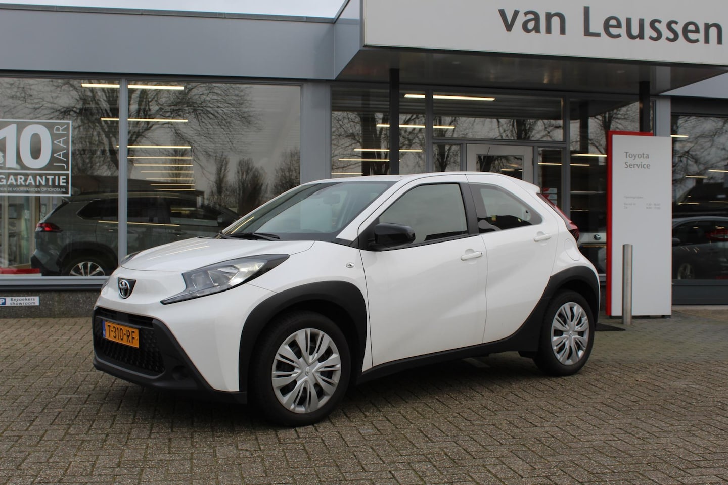 Toyota Aygo X - PLAY AD-CRUISE APPLE/ANDROID AIRCO EL-RAMEN - AutoWereld.nl