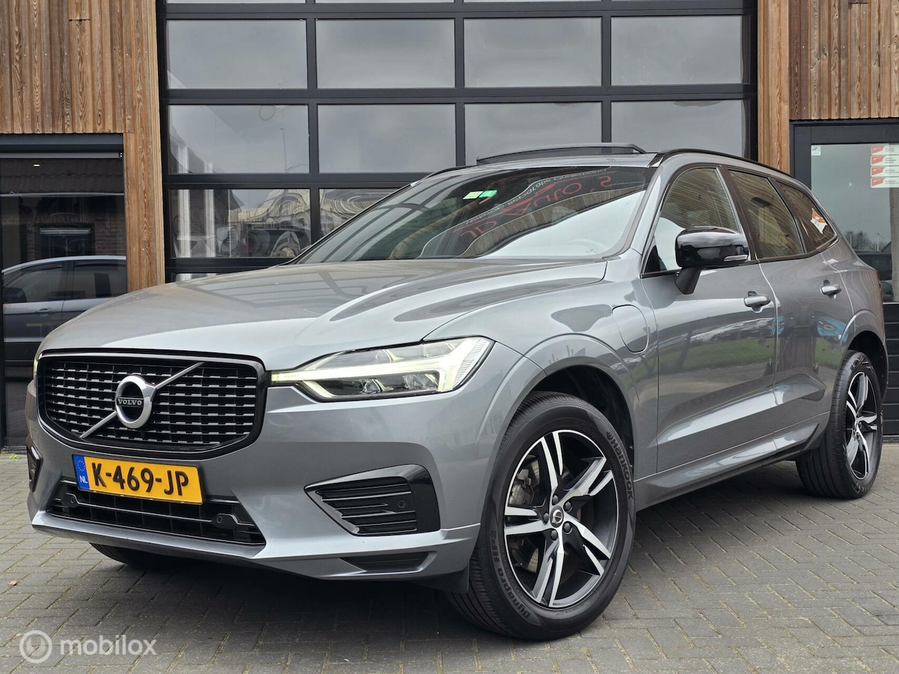 Volvo XC60 - 2.0 T6 RECHARGE AWD R-DESIGN PANO ACC TREKHAAK CAMERA - AutoWereld.nl