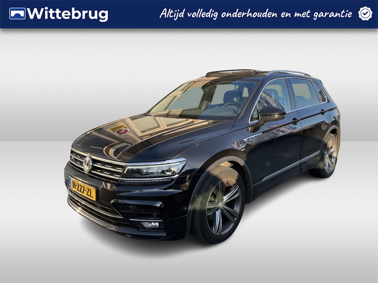 Volkswagen Tiguan - 1.5 TSI ACT R-Line /2X R-LINE/ AUTOMAAT/ PANO/ DIGITAL DASH/ PARK. SENSOREN + CAMERA/ NAVI - AutoWereld.nl