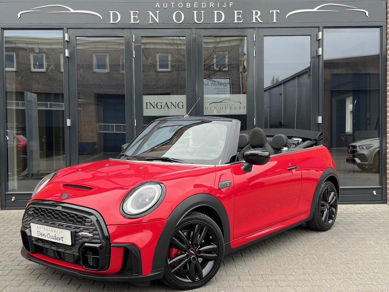 MINI Cabrio - Mini 2.0 Cooper S John Cooper Works AUT NAVI / APPLE CARPLAY 2023 - AutoWereld.nl