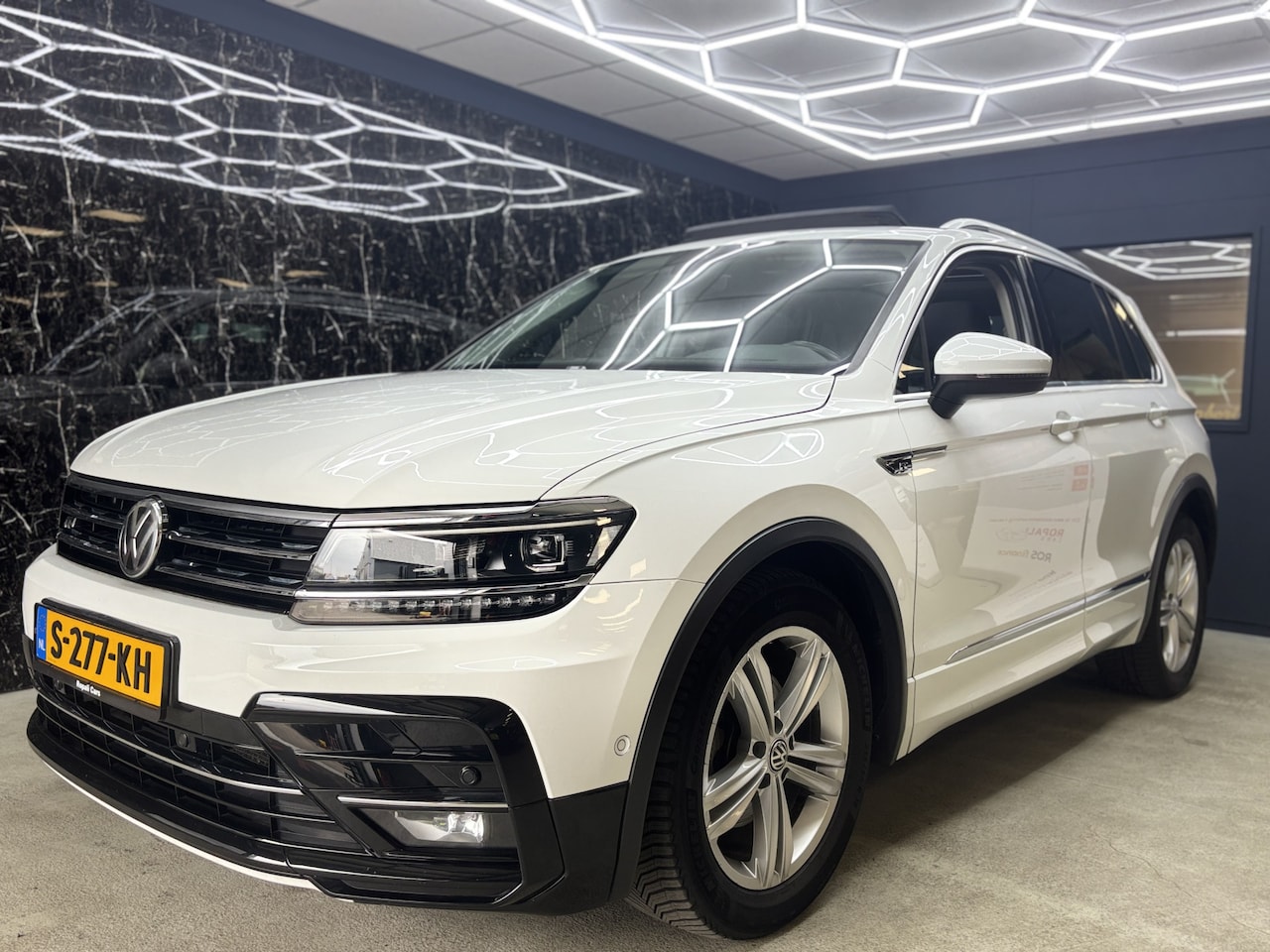 Volkswagen Tiguan - 2.0 TDI Highline Business R / Panoramadak - AutoWereld.nl