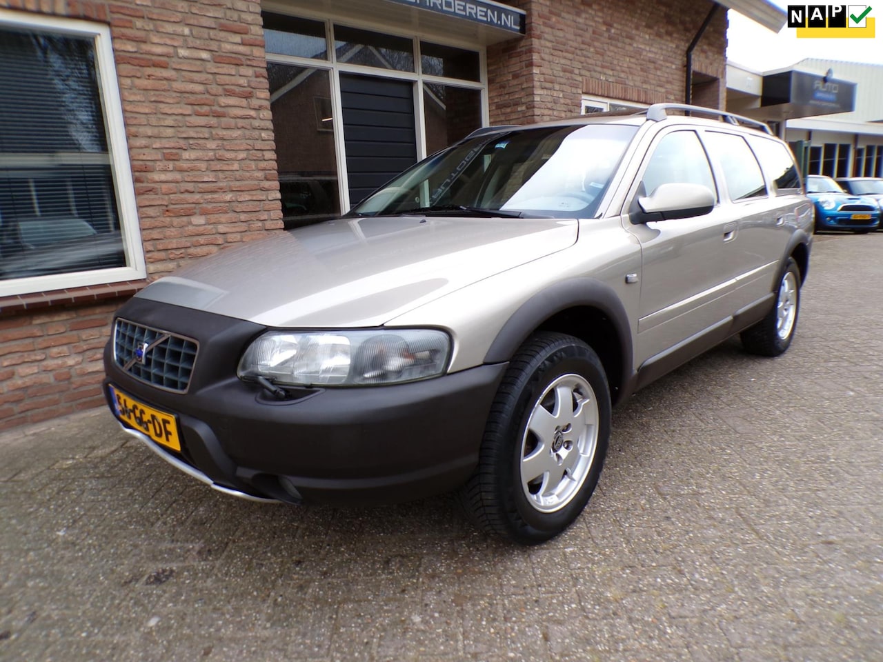 Volvo V70 Cross Country - 2.4 T Comfort Line Automaat / Leder - AutoWereld.nl