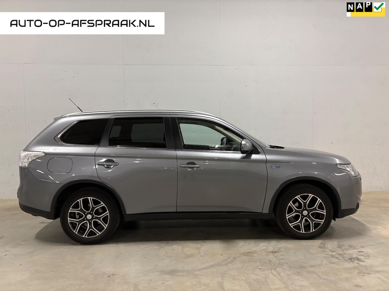 Mitsubishi Outlander - 2.0 PHEV Instyle+ ACC Pano Navi Leer - AutoWereld.nl