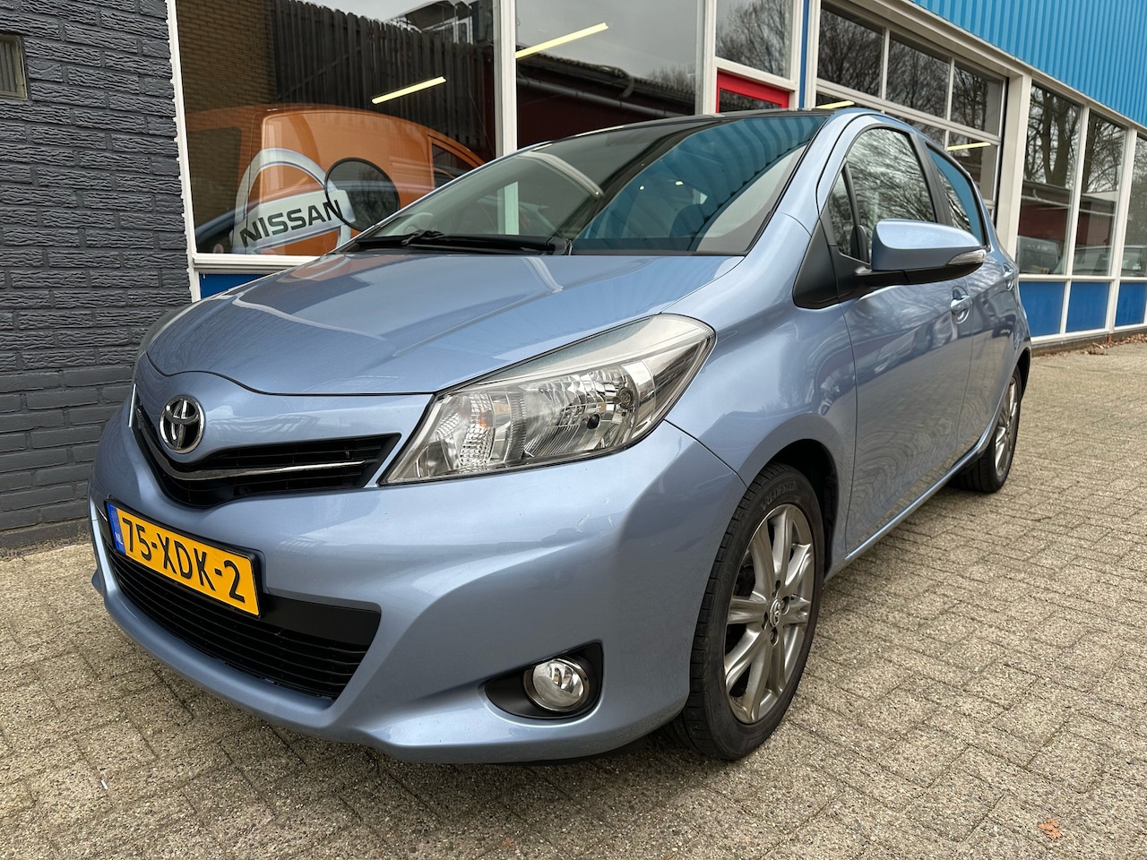 Toyota Yaris - 1.3 VVT-i Dynamic Navigatie Airco Trekhaak - AutoWereld.nl